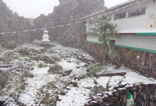 Снег в монастыре Шат Тчуп Линг на горе Качканар