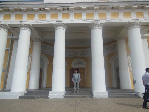 У библиотеки, в которой когда-то Николай Александрович прочитал все книжки. Теперь это музей
