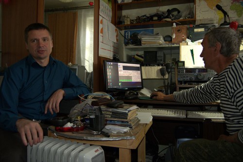 Владимир Зинин (слева) и Владимир Бажин вспоминают времена, когда в Качканаре было полно радиолюбителей