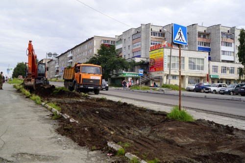 На улице Свердлова дорожники уже убирают газон для расширения проезжей части