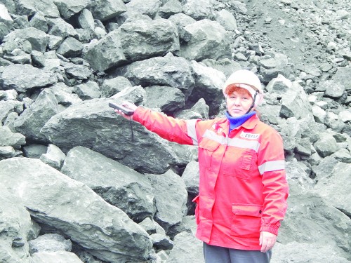 Геолог Светлана Медведева выполняет съемку забоя