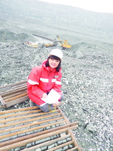 Геолог Елена Наймушина описывает керн скважины