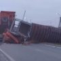 На выезде из Екатеринбурга водитель грузовика погиб под упавшим надземным переходом
