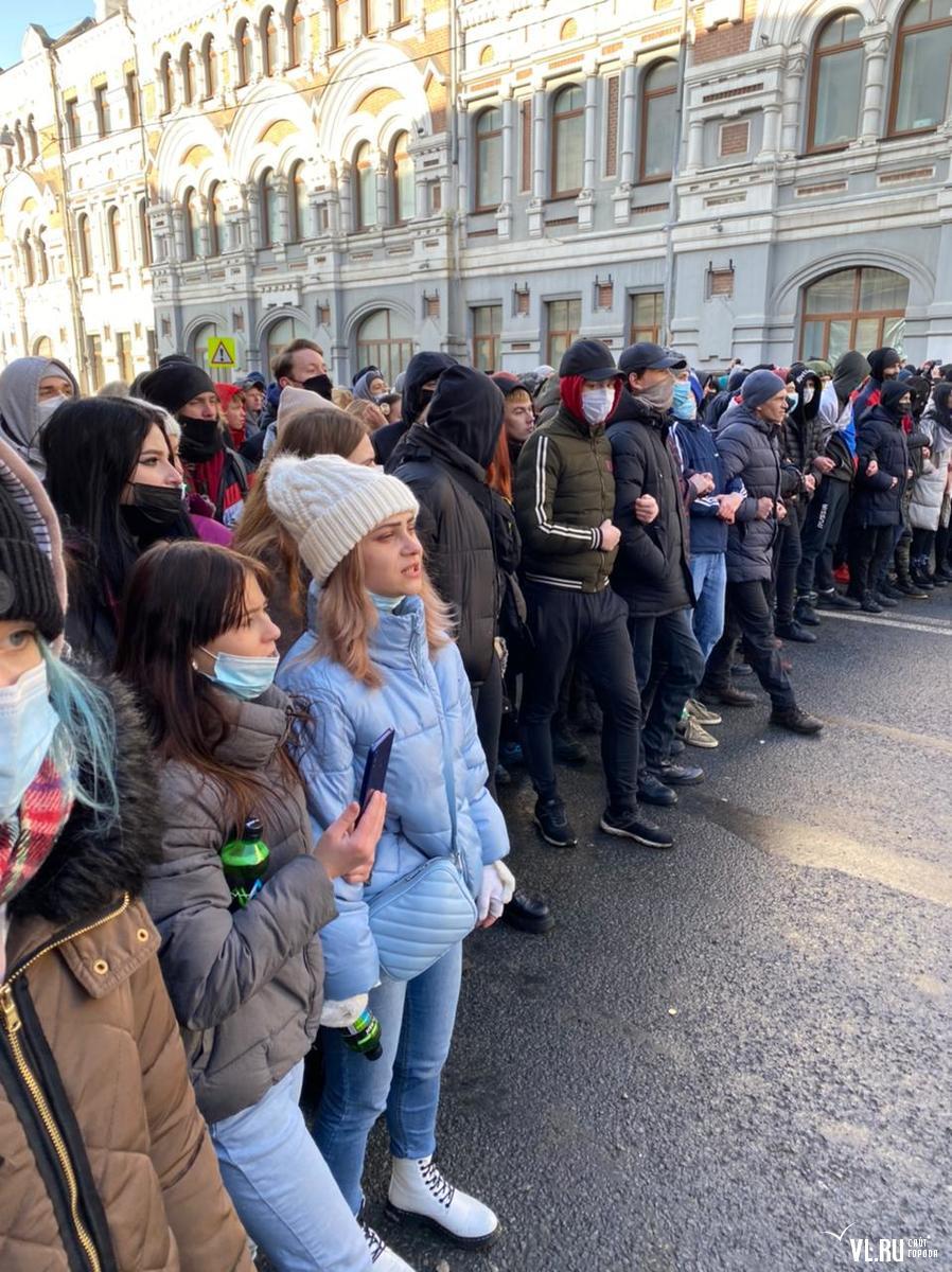 23 января. Митинг во Владивостоке 23 января 2021. Митинг. Школьники на митинге. Школьники на демонстрации.