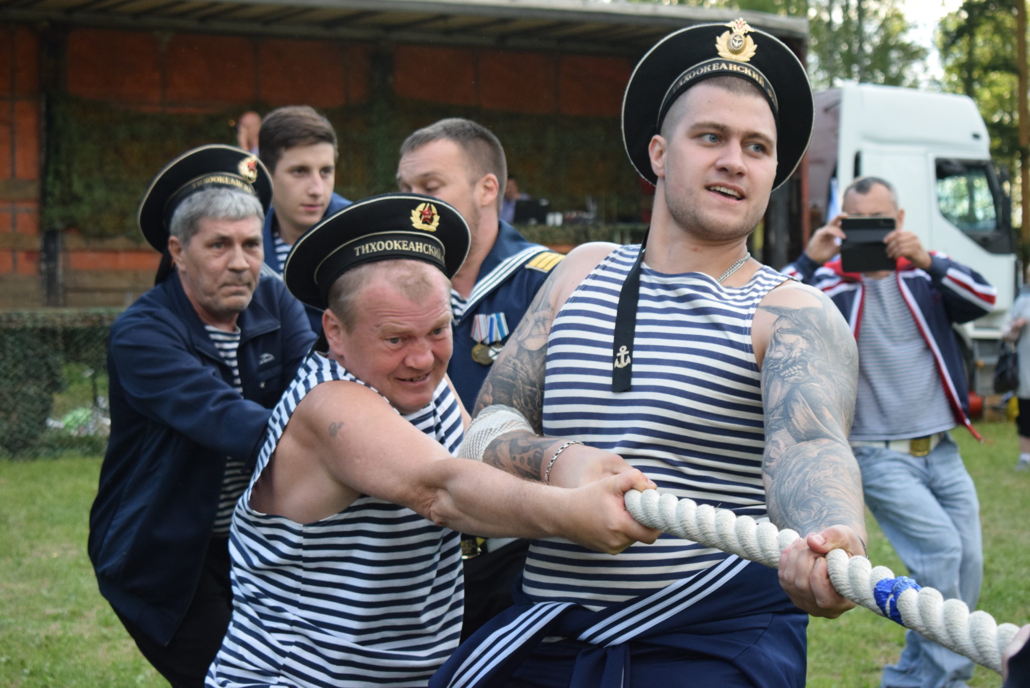 Вмф день празднования. С праздником моряка. Моряки празднуют день ВМФ. День моряка 25 июня. День ВМФ Уренгой.