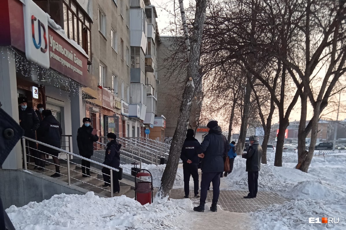 В Екатеринбурге неизвестные ограбили отделение банка