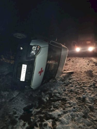 На Серовском тракте перевернулся автомобиль скорой помощи