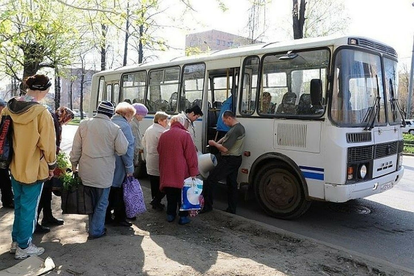 Дачный транспорт. Дачный автобус. Дачники в автобусе. Дачники садятся в автобус. Пассажиры садятся в автобус.