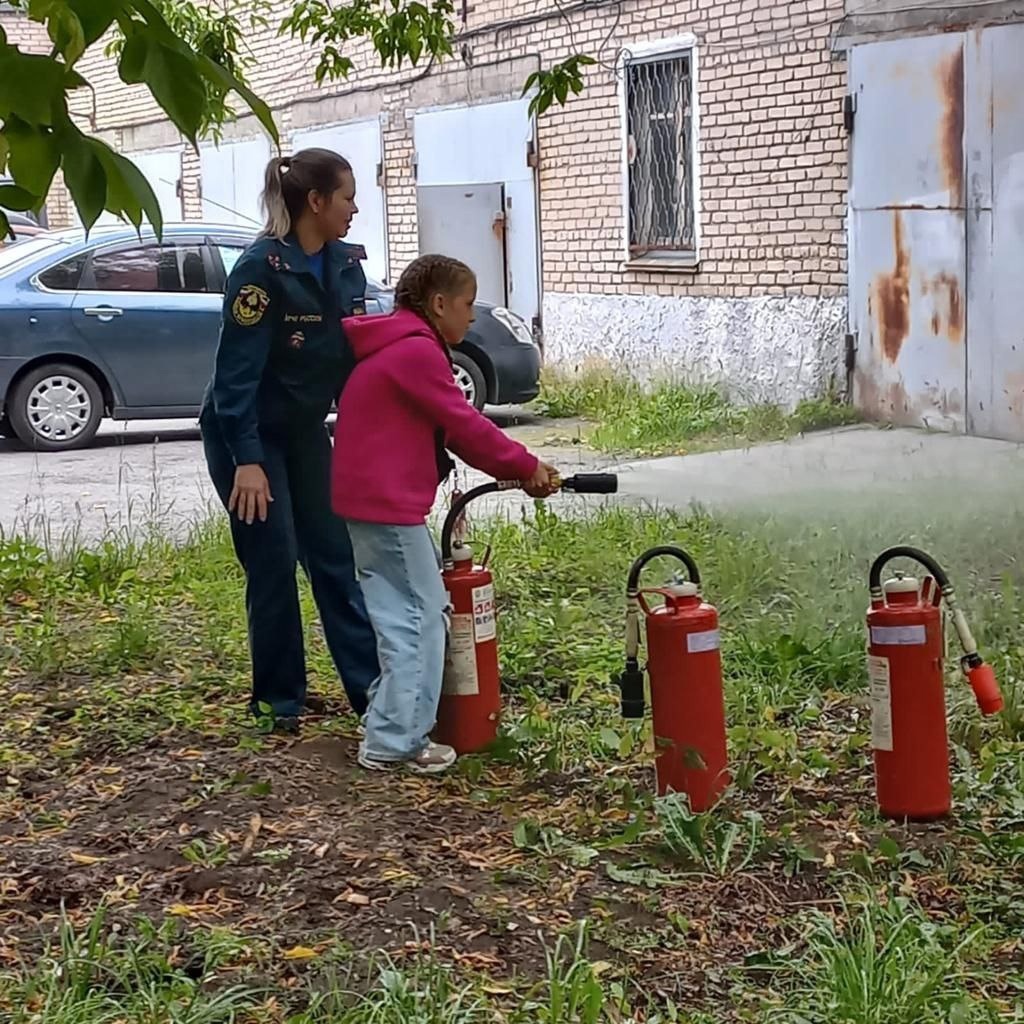 Работников администрации учили пожарной безопасности